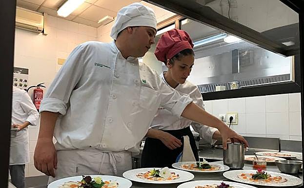 El restaurante de La Cónsula abre sus puertas con todas las reservas completas