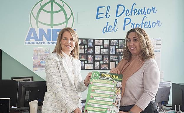 María Ángeles Guzmán y María del Amo, con uno de los carteles de su campaña por el buen uso de Whatsapp