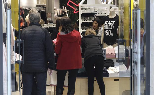 Clientes en un comercio del Centro en el Black Friday. 