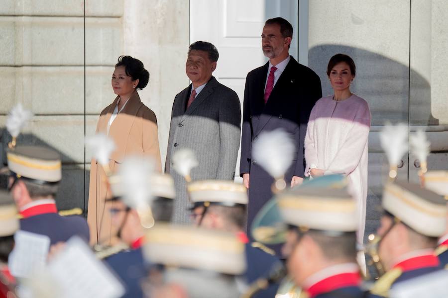 Recibimiento oficial de los Reyes al presidente de la República Popular China, Sr. Xi Jinping y su esposa, Peng Liyuan, en el Palacio Real de Madrid.