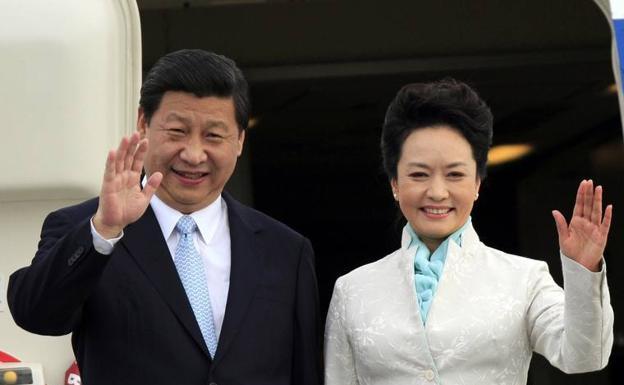 El presidente chino Xi Jinping (I) y su esposa, Peng Liyuan.