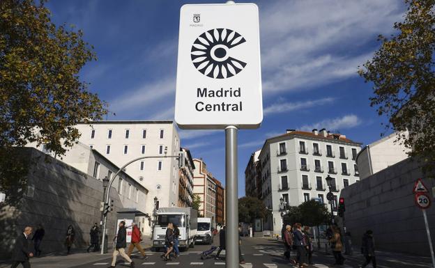 Placa vertical que anuncia que se entra por una calle a Madrid Central.