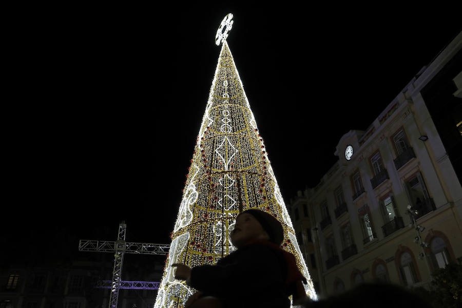 Las zonas emblemáticas de la ciudad se han iluminado este año con 2.062.104 puntos de luz leds de energía eficiente, una cifra algo superior a la del año pasado 