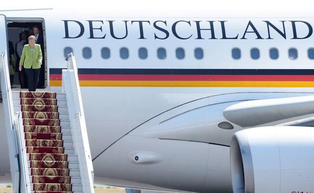 Angela Merkel baja de un avión alemán. 