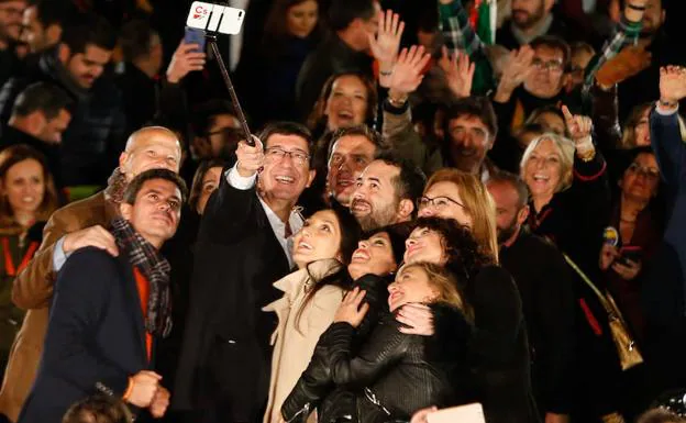 Marín se hace un 'selfie' con Rivera, Arrimadas, Imbroda y otros cargos de Ciudadanos. 