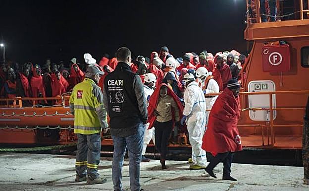 Personas resctadas, a su llegada al puerto de Málaga. 