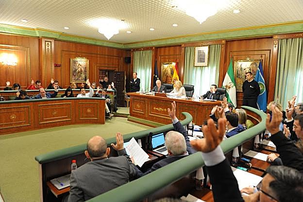 Un momento del pleno celebrado ayer. :: josele-lanza