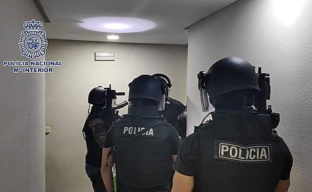 Policías nacionales durante uno de los arrestos.