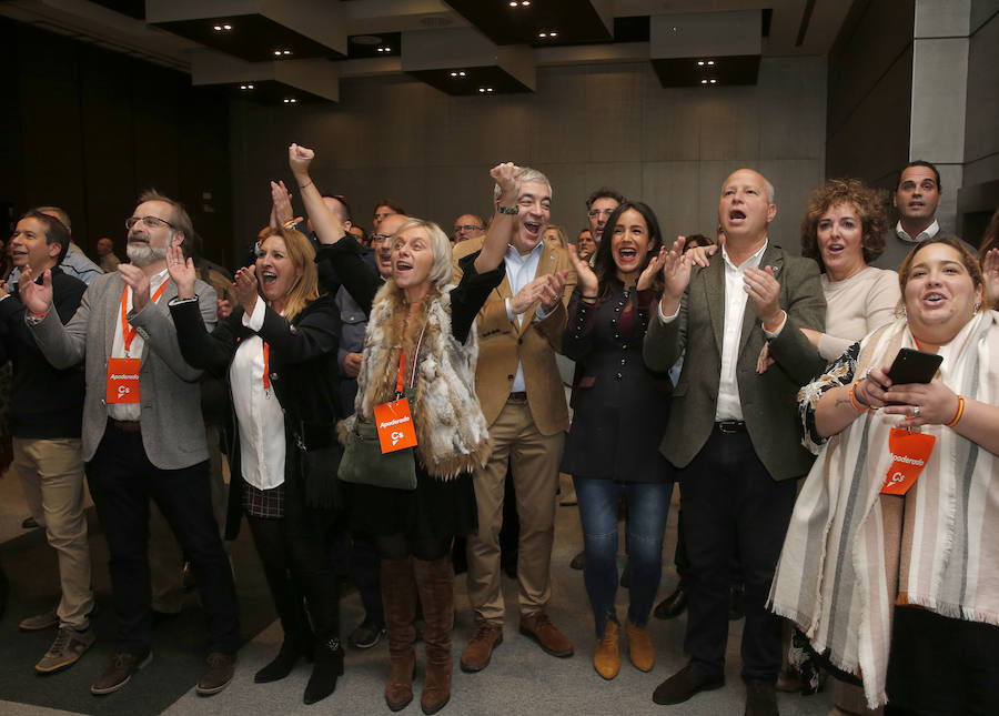 6,5 millones de electores deciden hoy sobre la resistencia del PSOE a 36 años de gobiernos y el reto de una derecha dividida a dar un vuelco histórico