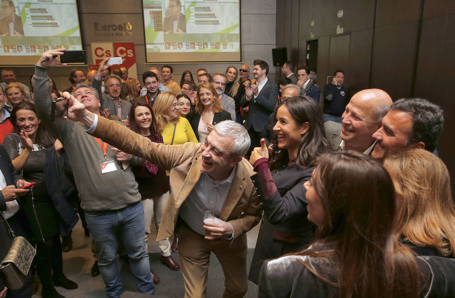 6,5 millones de electores deciden hoy sobre la resistencia del PSOE a 36 años de gobiernos y el reto de una derecha dividida a dar un vuelco histórico