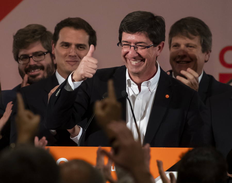 6,5 millones de electores deciden hoy sobre la resistencia del PSOE a 36 años de gobiernos y el reto de una derecha dividida a dar un vuelco histórico