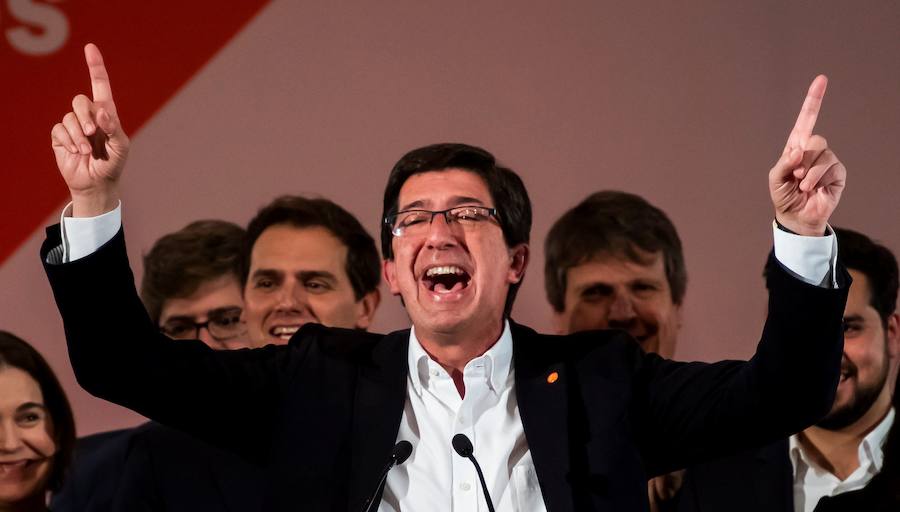 6,5 millones de electores deciden hoy sobre la resistencia del PSOE a 36 años de gobiernos y el reto de una derecha dividida a dar un vuelco histórico