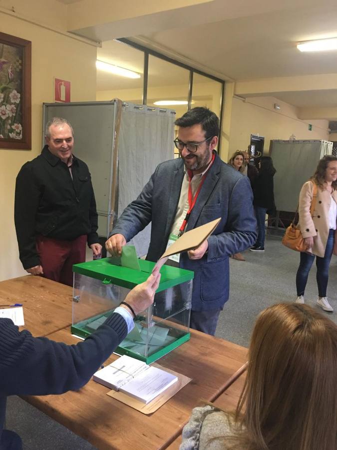 El candidato número 2 de Adelante Andalucía por Málaga, Guzmán Ahumada, en el momento de su votación.