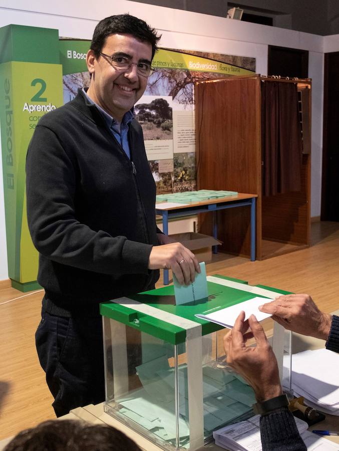 El cabeza de lista del PSOE por Huelva, Mario Jiménez, ejerció su derecho a votar.