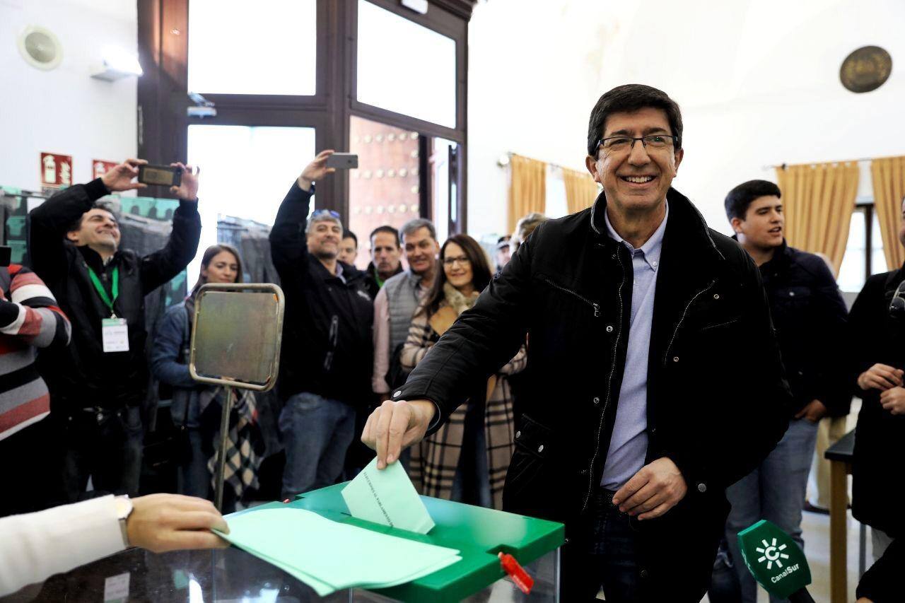 El candidato de Ciudadanos, Juan Marín, en la biblioteca municipal de Sanlúcar de Barrameda (Cádiz)