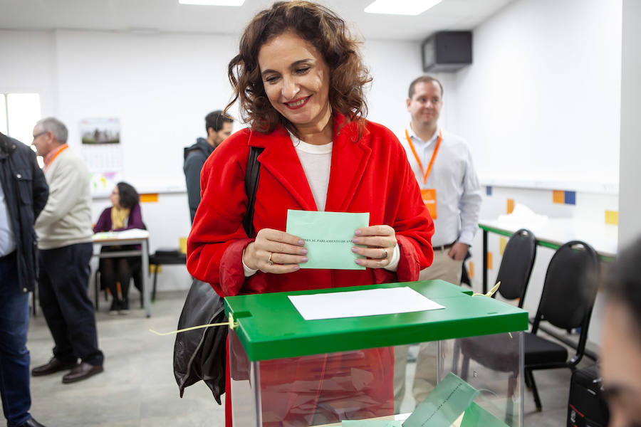 María Jesús Montero, ministra de Hacienda, ejerció su derecho a votar en Sevilla.