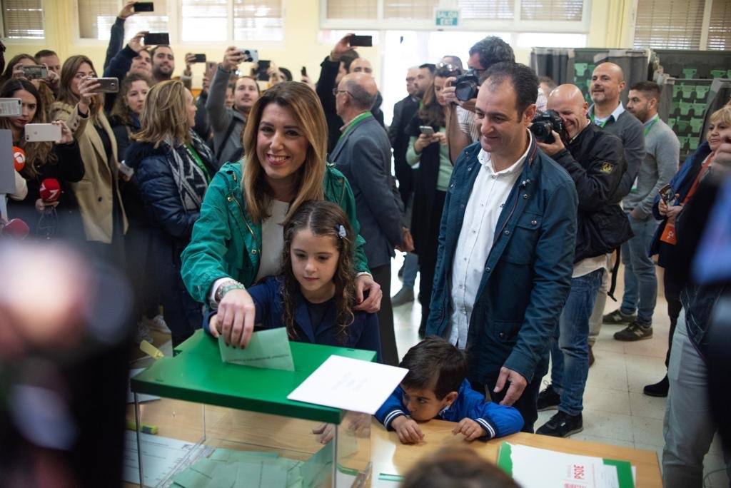 La candidata del PSOE a la Presidencia de la Junta, Susana Díaz, votando en el colegio Alfares, en el barrio sevillano de Triana