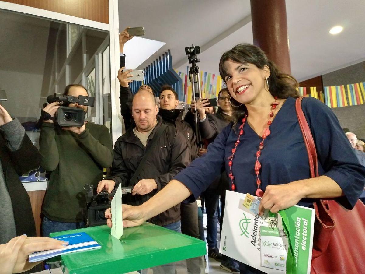 Teresa Rodríguez, candidata a la Junta por Adelante Andalucía, ejerciendo su derecho al voto en el colegio La Salle Viña de Cádiz 