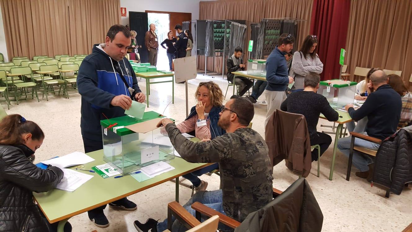 6,5 millones de electores deciden hoy sobre la resistencia del PSOE a 36 años de gobiernos y el reto de una derecha dividida a dar un vuelco histórico