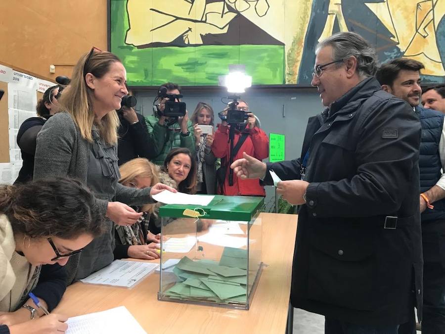 El cabeza de lista por el PP de Sevilla, Juan Ignacio Zoido, votando en Sevilla.