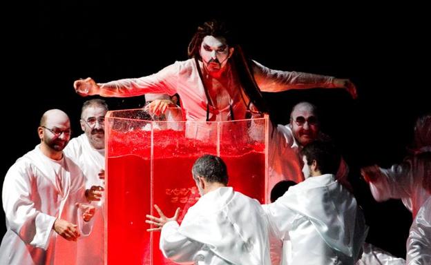 Un momento de la representación de 'Carmina Burana' de la Fura dels Baus, donde aparece el personaje al que ahora dará vida el barítono Antonio Torres. 