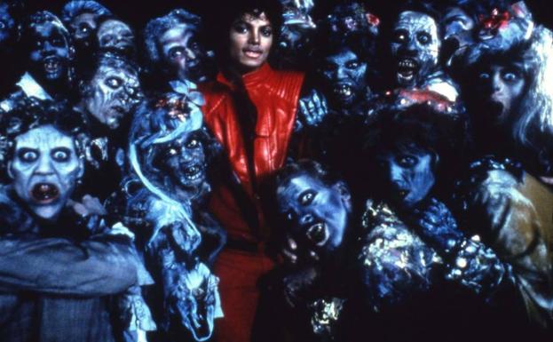 Michael Jackson con el grupo de zombis que le acompañaba en el mítico videoclip de 'Thriller'.
