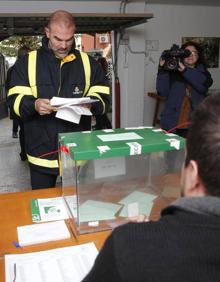 Imagen secundaria 2 - Votacions en distintos colegios electorales esta mañana en Málaga.