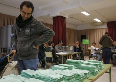 Imagen secundaria 1 - Votacions en distintos colegios electorales esta mañana en Málaga.