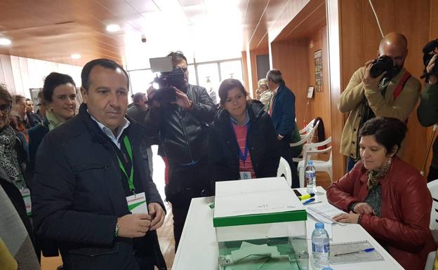 José Luis Ruiz Espejo, nñumero 1 de la lista del PSOE por Málaga, votando en Antequera. 