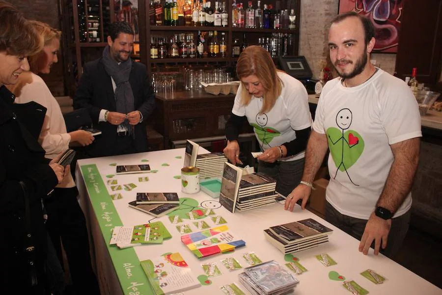 El restaurante Alea acoge la presentación de un libro de Andrés Olivares escrito por Espíritu González. En la foto, voluntarios de la Fundación, durante el evento.