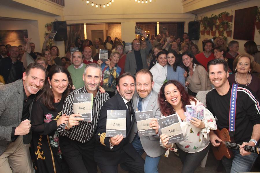 El restaurante Alea acoge la presentación de un libro de Andrés Olivares escrito por Espíritu González. En la foto, Andrés Olivares, con los componentes de la mesa y los invitados.