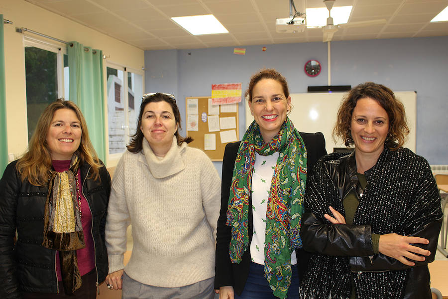 Elena Graciani, Neli Moral, Escarlata González y Olga Fernández durante una charla sobre alimentación de la Escuela de Padres del Liceo Francés-Internacional de Málaga.