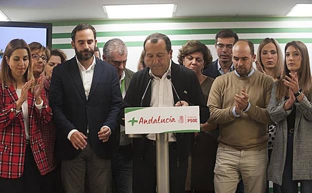 Las caras de tristeza y desolación eran patentes en la sede socialista en Málaga.