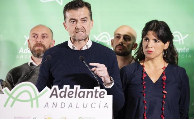 Antonio Maíllo, junto a Teresa Rodríguez, comparece tras conocer los resultados de los comicios andaluces.