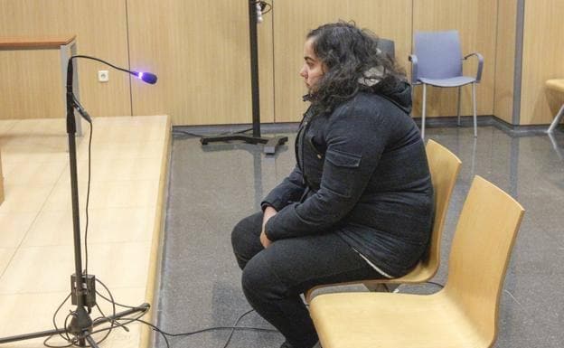 La estafadora Beatriz M., en el banquillo de los acusados durante un juicio celebrado en Valencia.