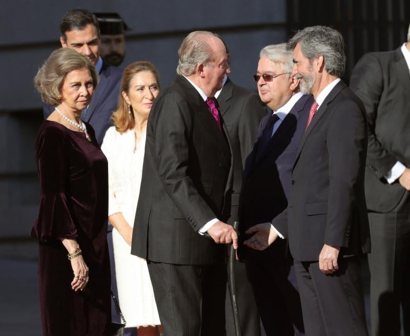 Los Reyes presiden el acto al que también asisten sus hijas, la Princesa Leonor y la infanta Sofía, y los Reyes eméritos, don Juan Carlos y doña Sofía