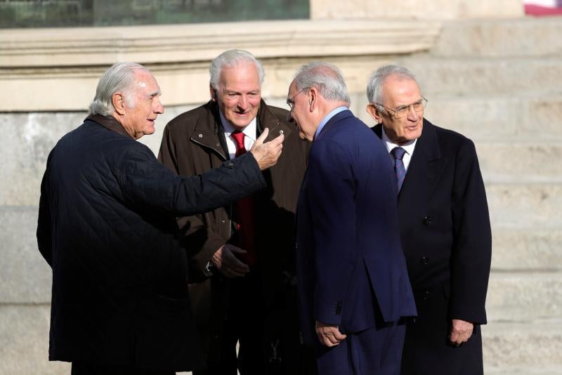 Los Reyes presiden el acto al que también asisten sus hijas, la Princesa Leonor y la infanta Sofía, y los Reyes eméritos, don Juan Carlos y doña Sofía