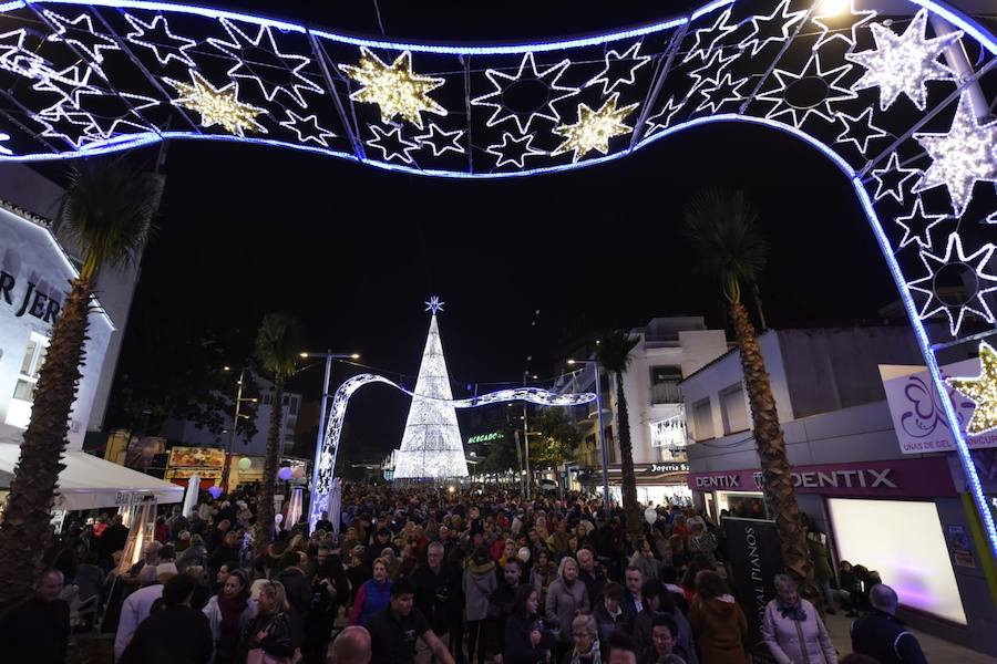 Torremolinos ha inaugurado el alumbrado de Navidad, que ilumina la nueva plaza Costa del Sol ya peatonalizada.