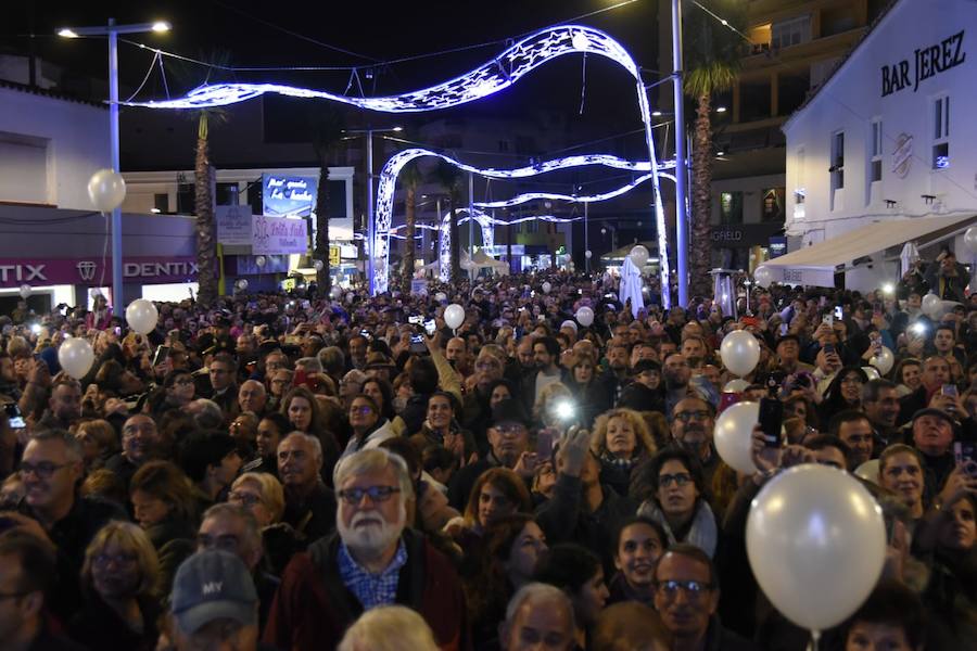 Torremolinos ha inaugurado el alumbrado de Navidad, que ilumina la nueva plaza Costa del Sol ya peatonalizada.