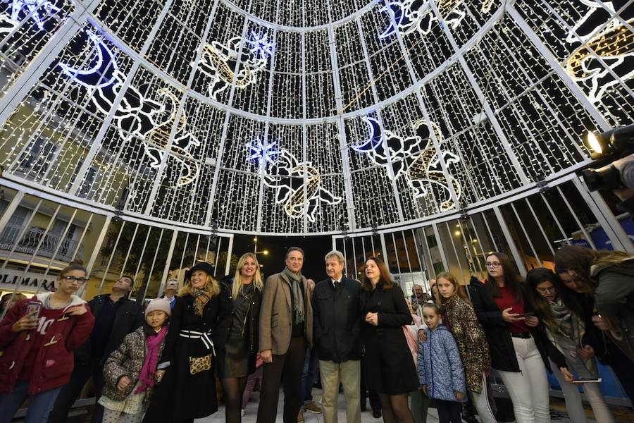 Torremolinos ha inaugurado el alumbrado de Navidad, que ilumina la nueva plaza Costa del Sol ya peatonalizada.