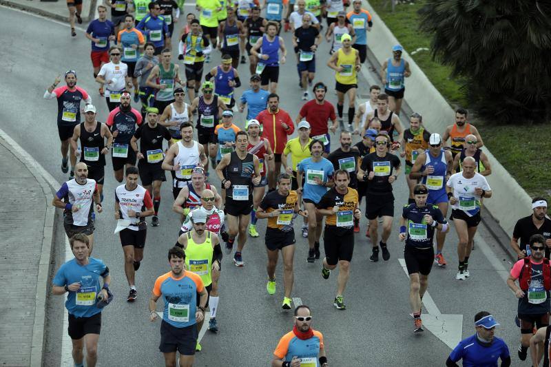 Unos 5.000 corredores participan en la novena edición de esta competición que este año tiene como novedad una prueba de 21 kilómetros