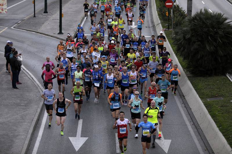 Unos 5.000 corredores participan en la novena edición de esta competición que este año tiene como novedad una prueba de 21 kilómetros