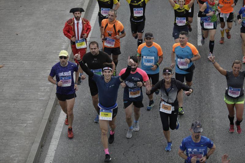 Unos 5.000 corredores participan en la novena edición de esta competición que este año tiene como novedad una prueba de 21 kilómetros