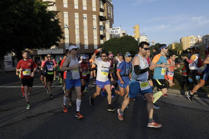 Unos 5.000 corredores participan en la novena edición de esta competición que este año tiene como novedad una prueba de 21 kilómetros
