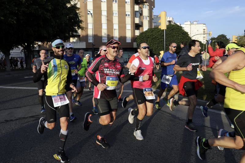 Unos 5.000 corredores participan en la novena edición de esta competición que este año tiene como novedad una prueba de 21 kilómetros