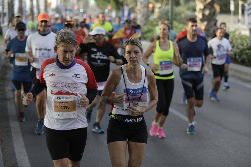Unos 5.000 corredores participan en la novena edición de esta competición que este año tiene como novedad una prueba de 21 kilómetros