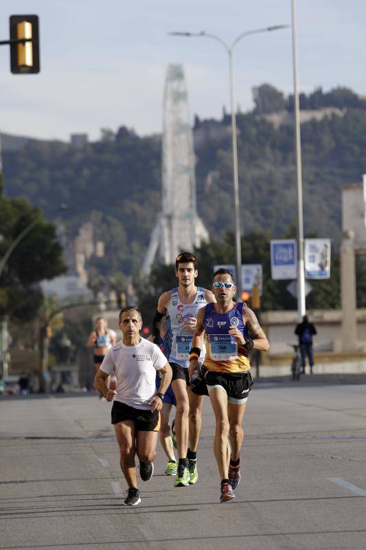 Unos 5.000 corredores participan en la novena edición de esta competición que este año tiene como novedad una prueba de 21 kilómetros