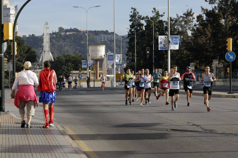Unos 5.000 corredores participan en la novena edición de esta competición que este año tiene como novedad una prueba de 21 kilómetros
