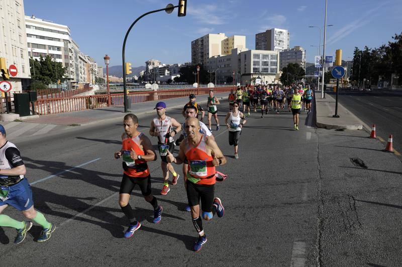 Unos 5.000 corredores participan en la novena edición de esta competición que este año tiene como novedad una prueba de 21 kilómetros