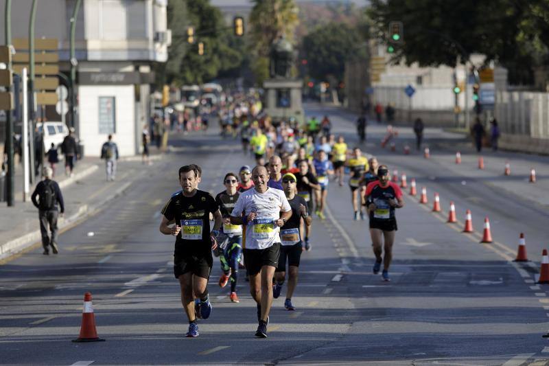 Unos 5.000 corredores participan en la novena edición de esta competición que este año tiene como novedad una prueba de 21 kilómetros